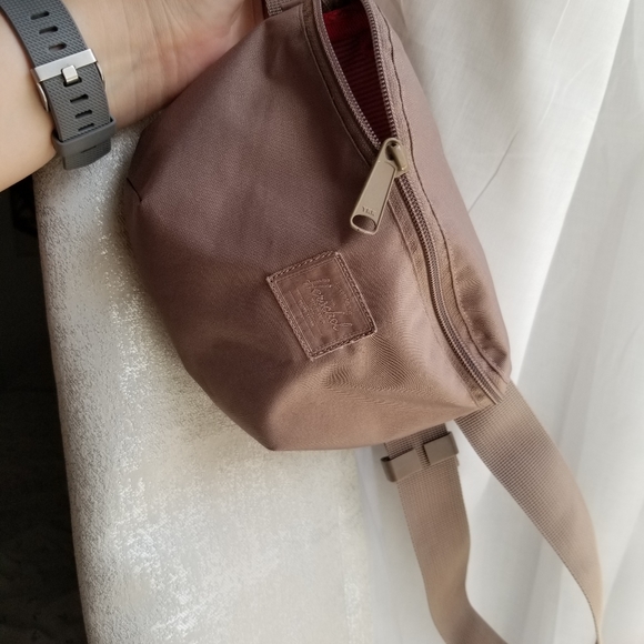 ๐ Herschel Fourteen Hip Pack - Picture 2 of 5